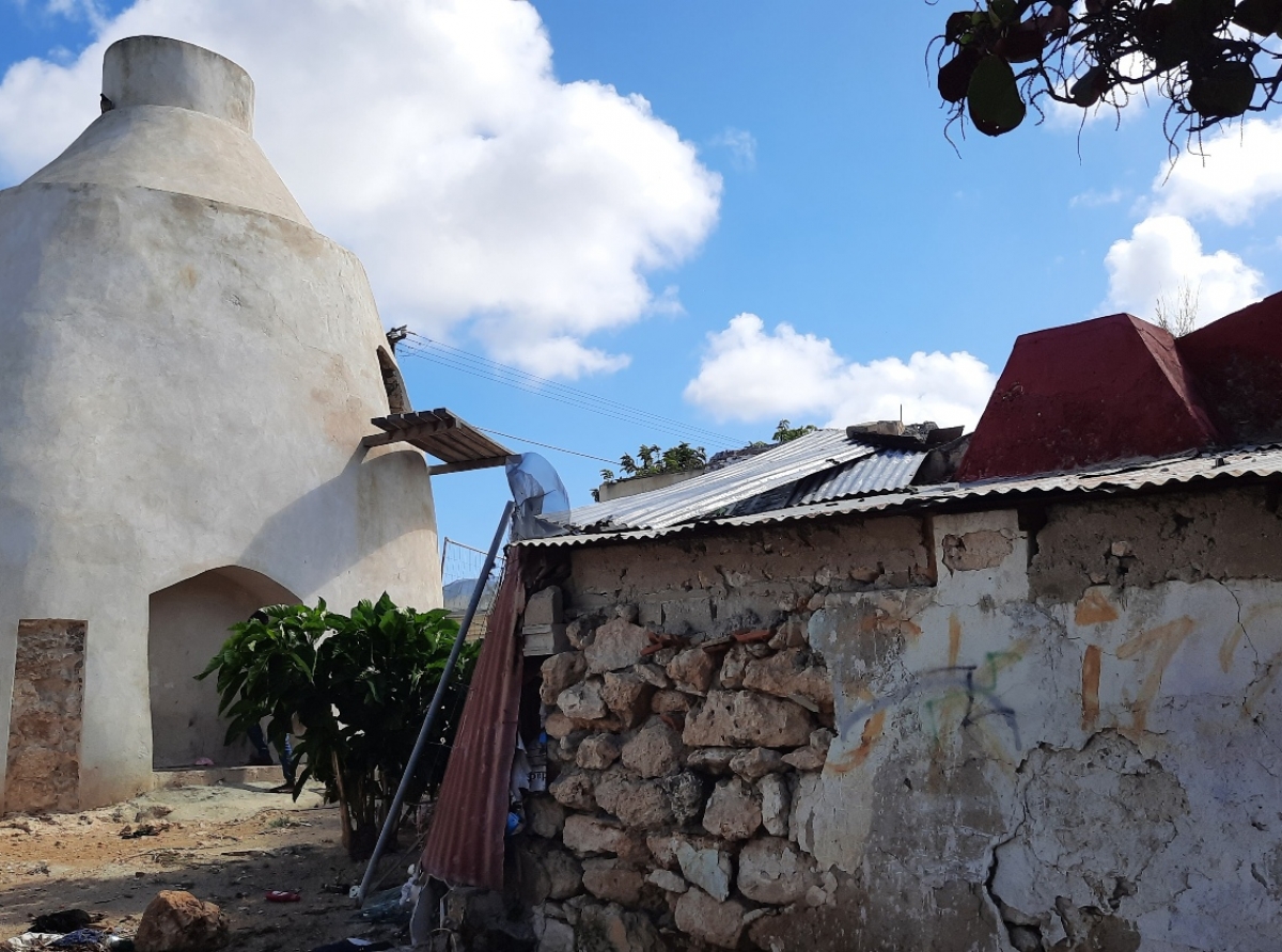 E forno di kalki ta den e curazon di Oranjestad como un monumento industrial hopi importante