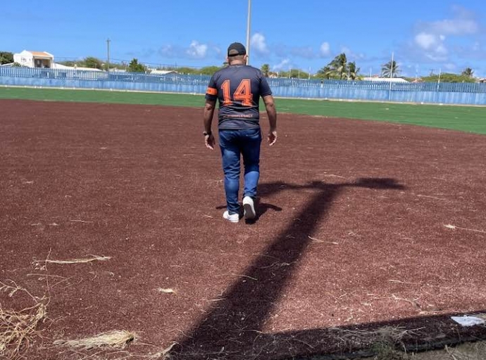 Container cu material ta na Aruba pa finalisa e trabou di renobacion di Veld di Kudawecha