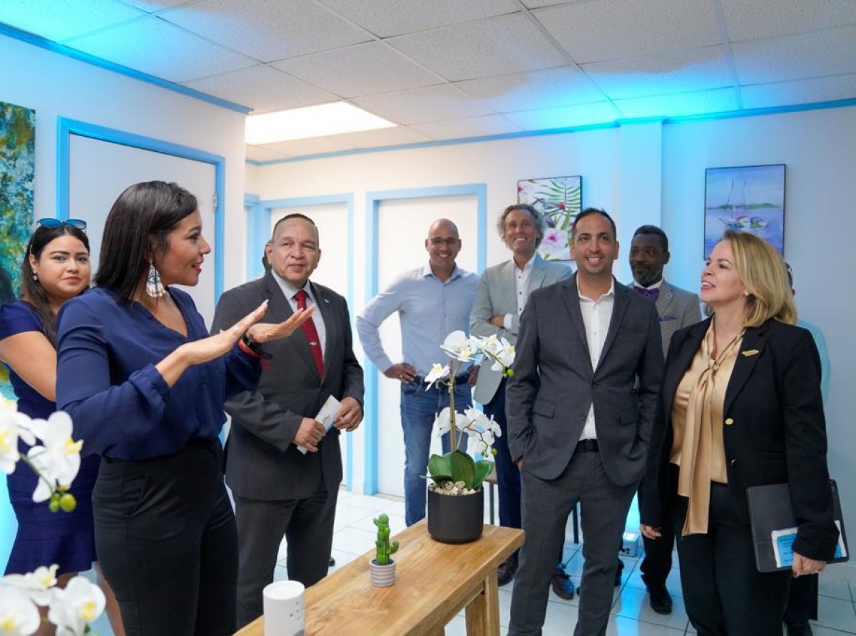 Minister Endy Croes a presencia apertura di Healthy Lifestyle Center Aruba