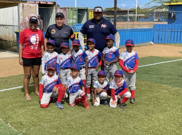 Minister Endy Croes a presencia partido di baseball di e muchanan di 5 - 6 y 7 - 8 aña