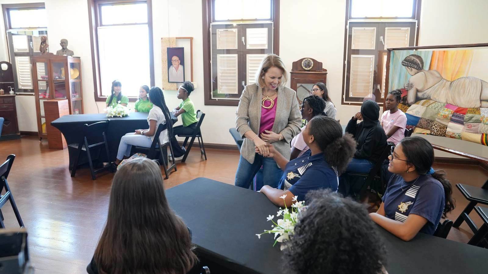 Varios hoben femenino di scolnan secundario a reuni cu Prome Ministro