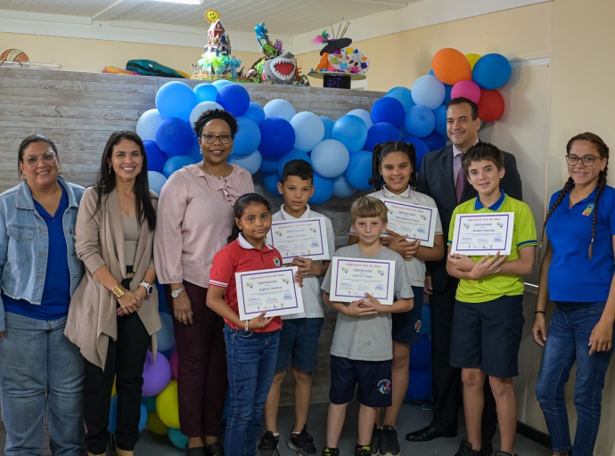 Ministro Geoffrey Wever contento con Kid$preneurs a conclui na Scol Dornasol di Sabana Basora