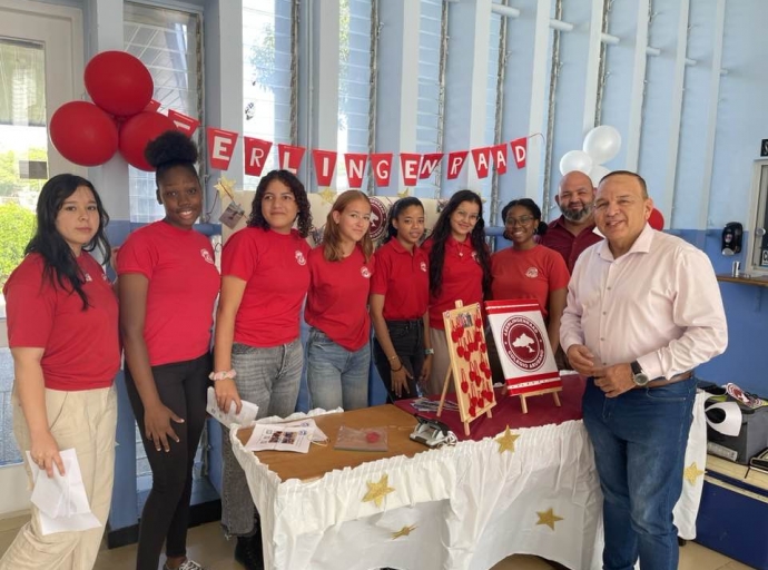 Minister Endy Croes ta felicita Colegio Arubano cu un exitoso Opendag