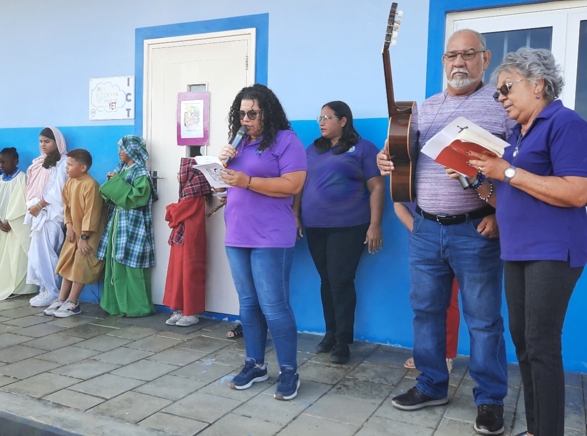 Cabezante di Colegio Bon Bini mustrando cu e scol a biba hunto cu e Caminda di Cruz Bibo