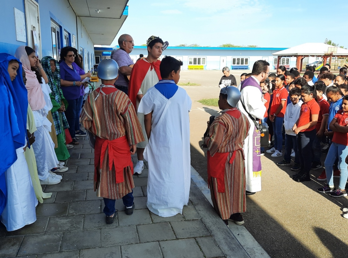 Pastoor Garcia contento di ta yuda scolnan organiza Caminda di Cruz Bibo