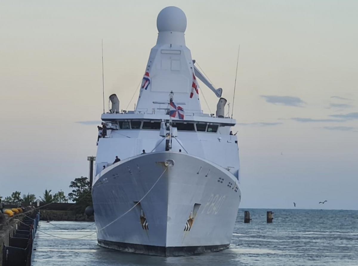 A sali na cla cu e barco Zr.Ms. Holland tambe a yuda den captura di droga na Noordwest di Aruba