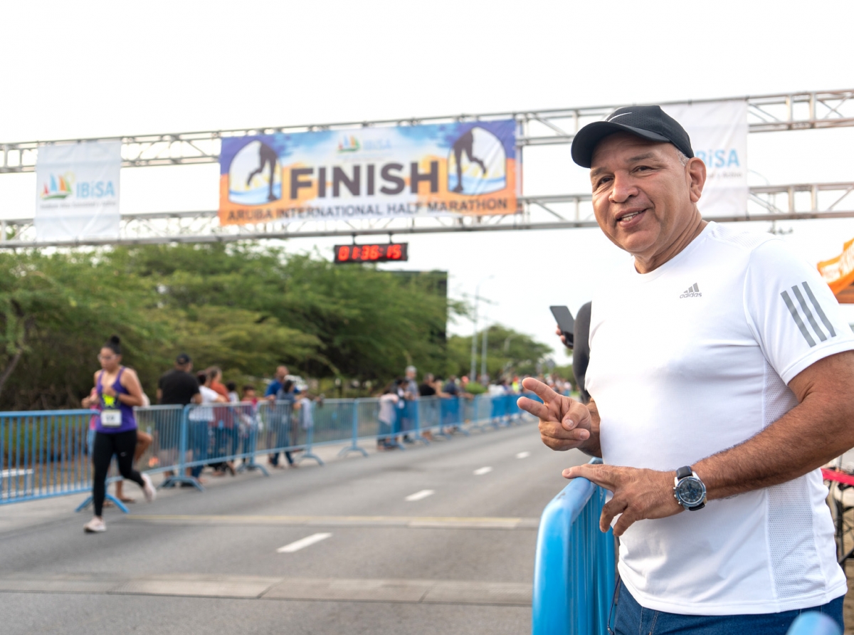 Minister Endy Croes a duna inicio na e di 37 Aruba International Half Marathon