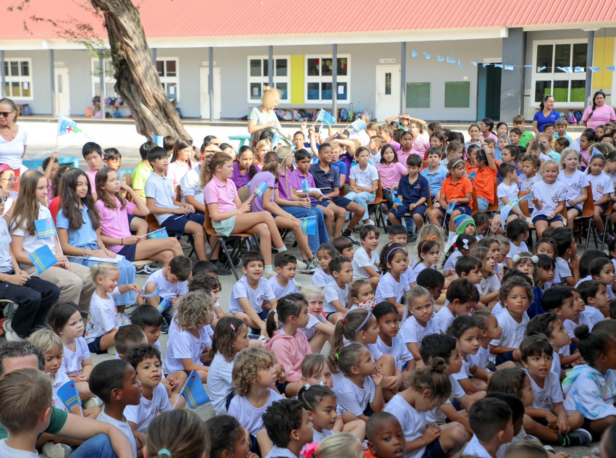 Minister Maduro a bishita Scol Paso pa Futuro y Mon Plaisir School