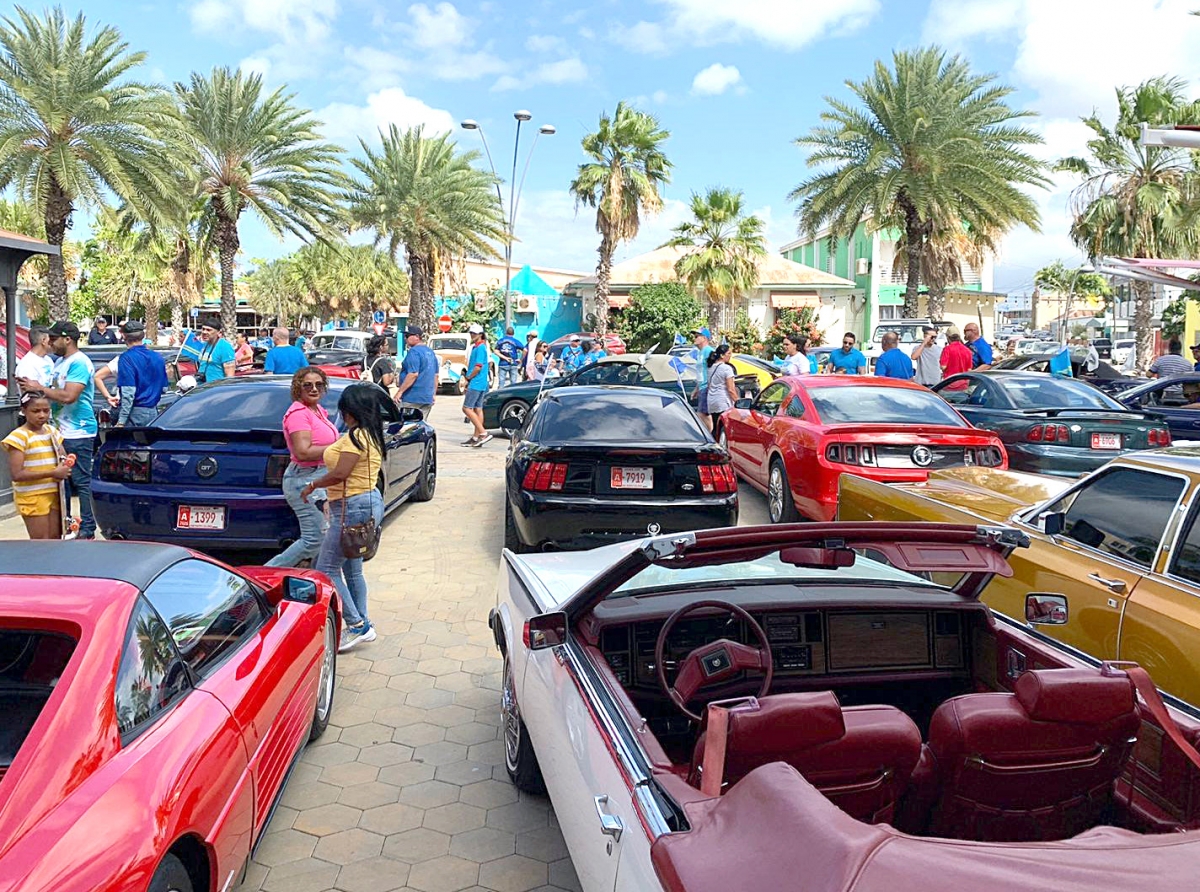 Exitoso exposicion di auto Clasico y Musclecars na Plaza Comercio