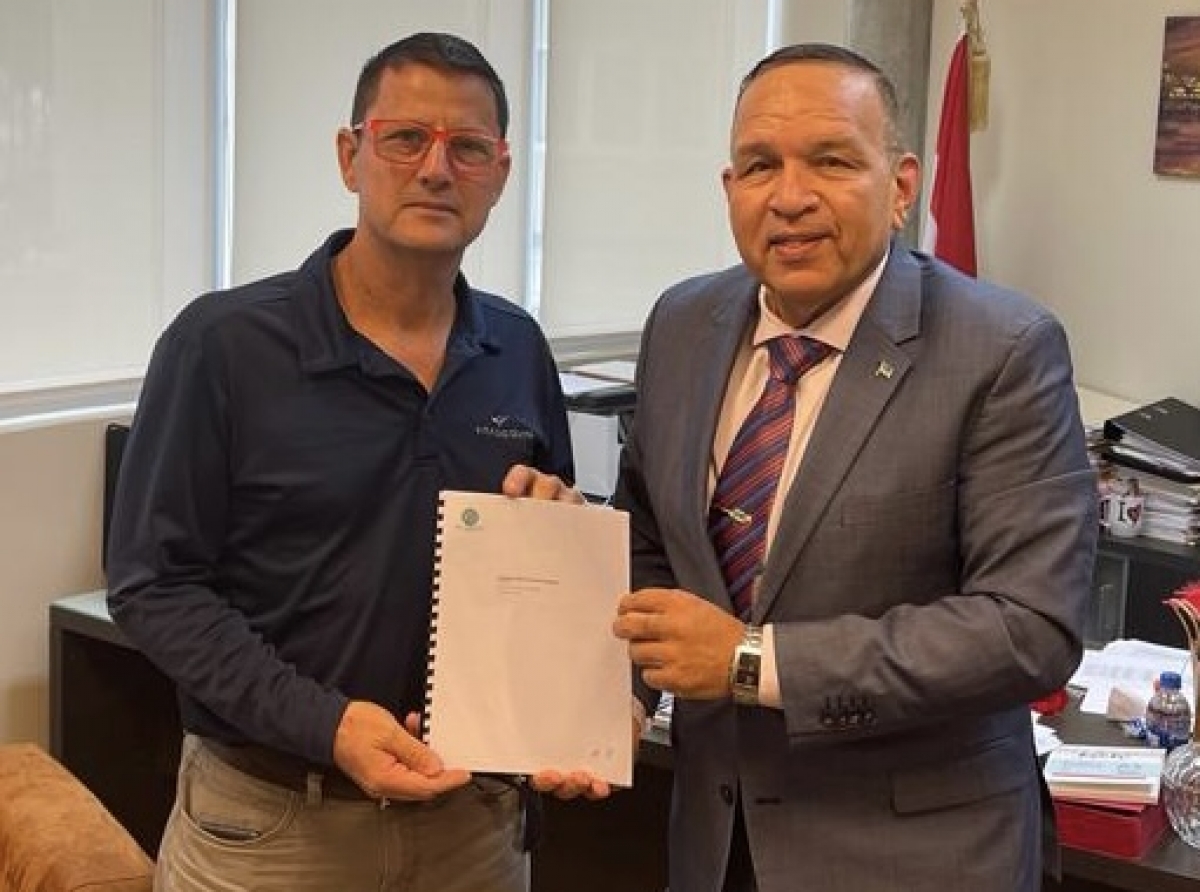 Minister Endy Croes a ricibi relato 2019- 2021 di Arubaanse Bond van Motorsports