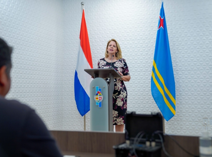 Premier Evelyn Wever-Croes mustrando cu e siman aki lo atende conferencia di awa na Nacionnan Uni