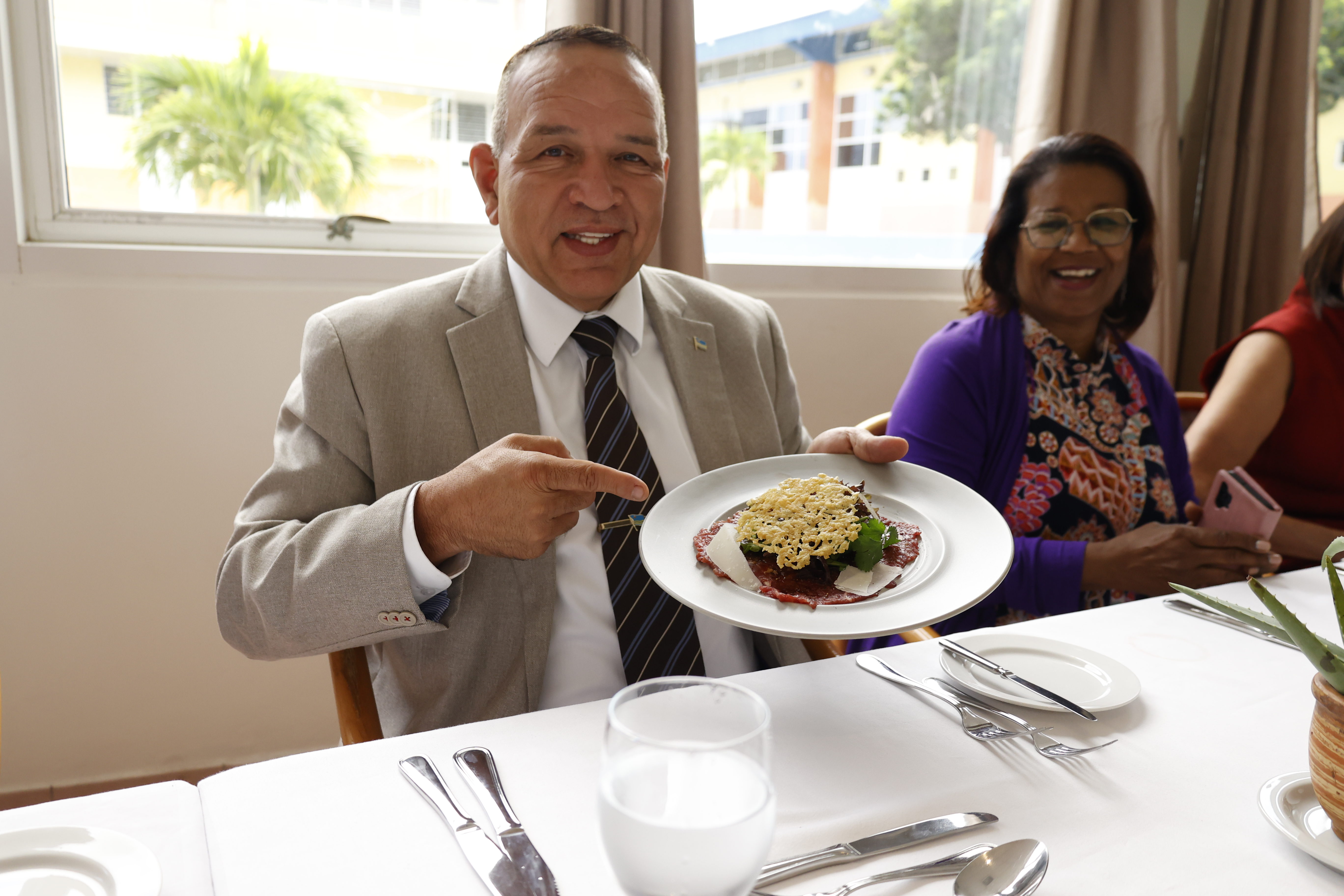 Alumnonan di EPB na Aloe Restaurant a honra Ministro cu excelente almuerzo y servicio