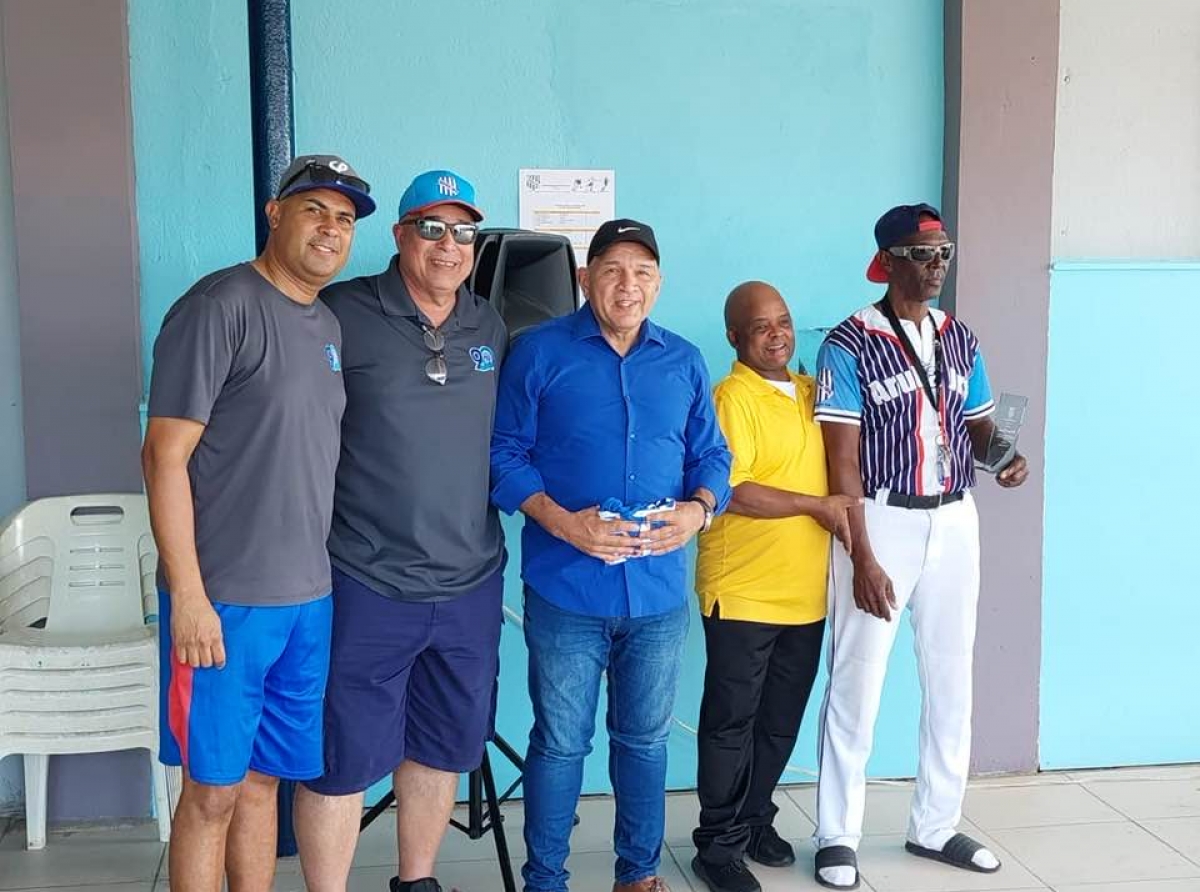 Minister Croes felicita dos baluarte den mundo di softball