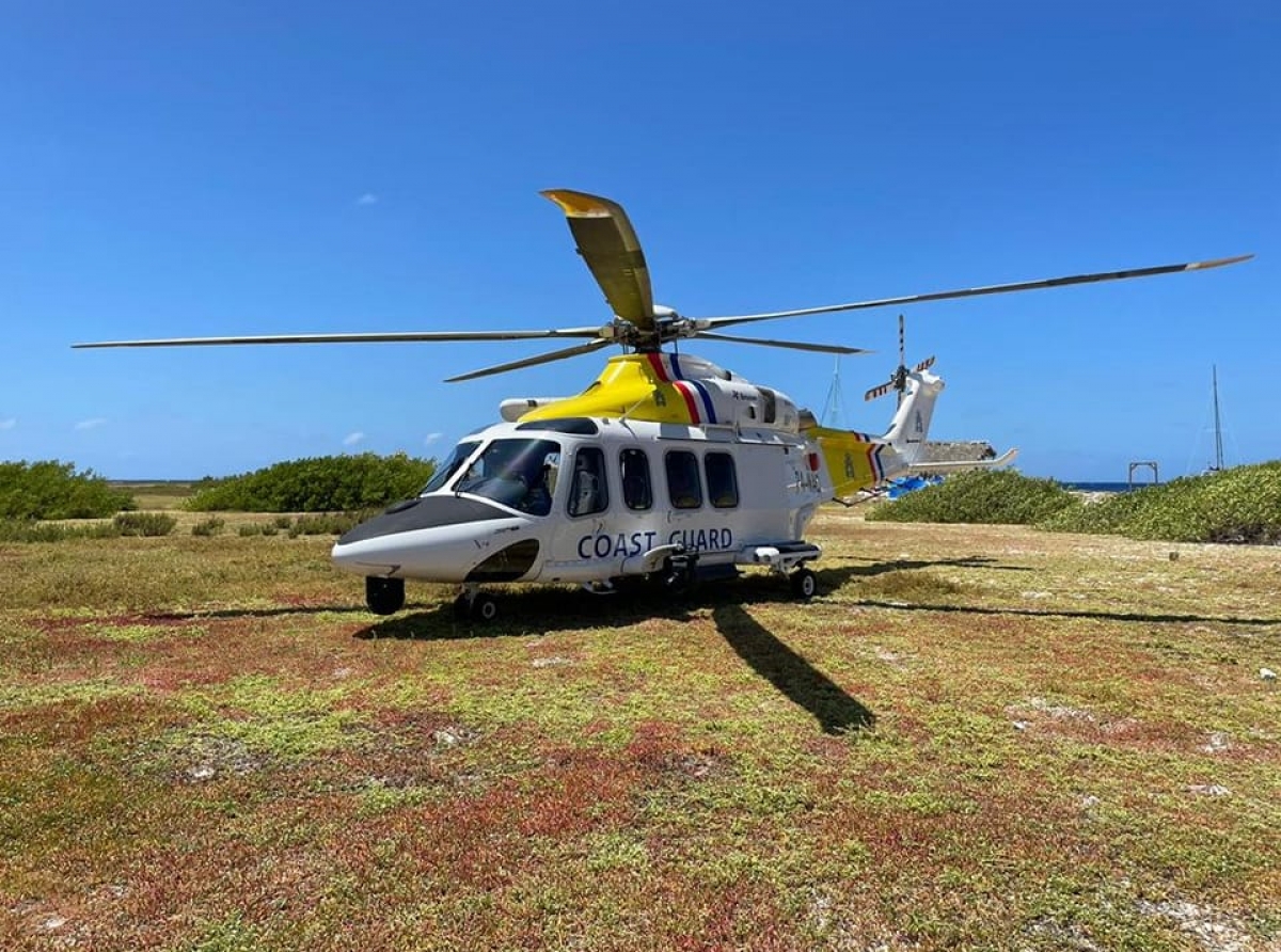 Helicopter a bay lanta un turista cu a bira malo riba Klein Curaçao