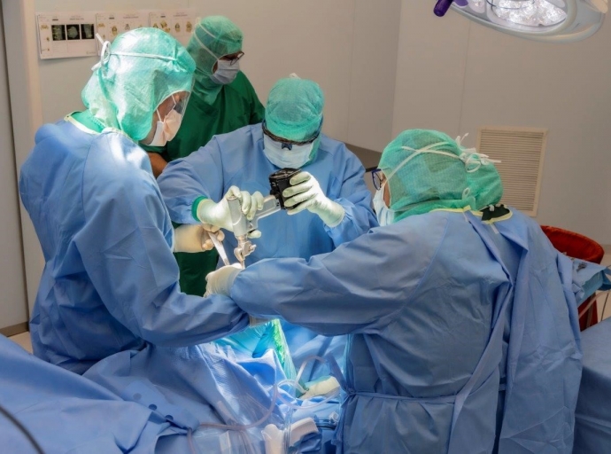 Hospital di Aruba  t'e prome pafo di Europa pa implanta un protesis di rudia completamente traha na midi
