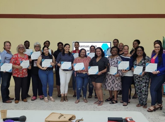 Di dos grupo a ricibi certificado pa curso 'Finansas den mi hogar'