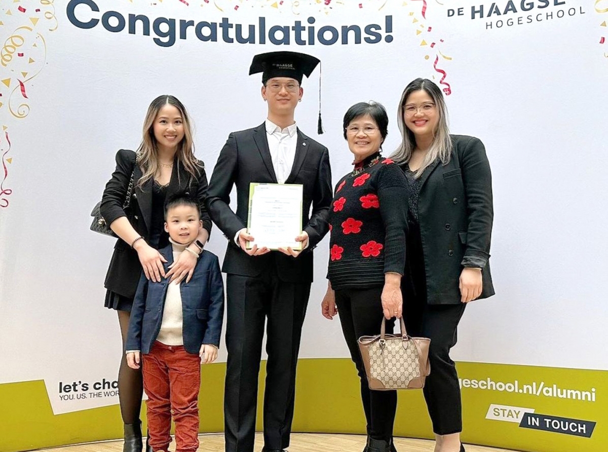 Billy Li a logra su Bachelor of Science na Hulanda