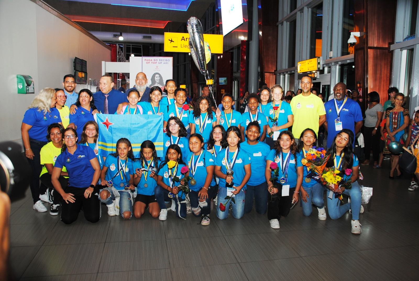 Alegria na Aeropuerto na momento cu team ganador di Trefbal a yega