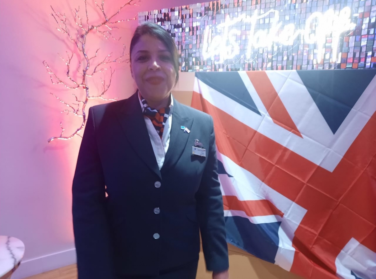 Stewardess Arubiano contento cu British Airways a invit'e pa forma parti di e tripulacion den e prome vuelo