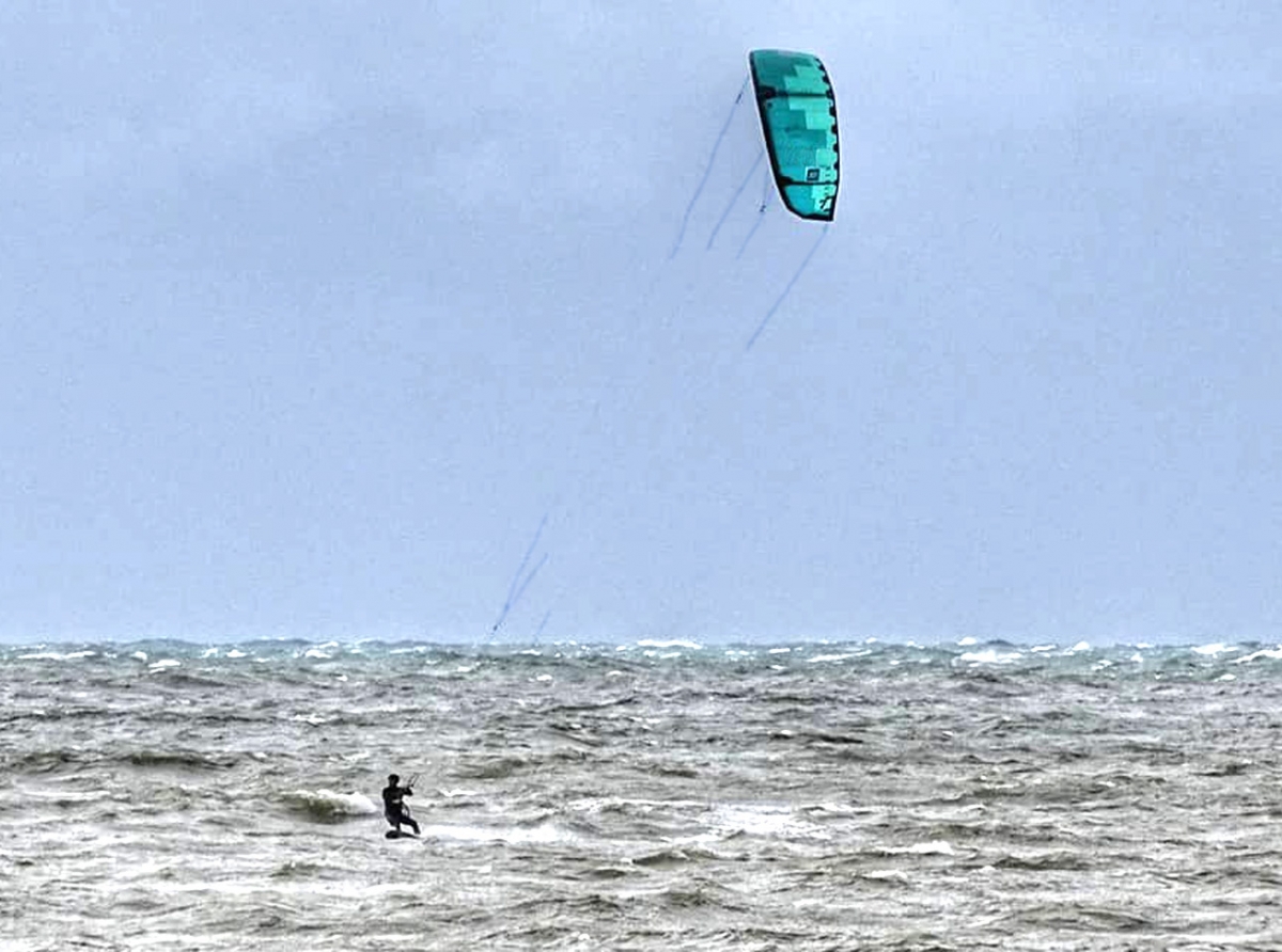 Kitesurfer Venezolano a cruza di peninsula di Paraguana yega Aruba