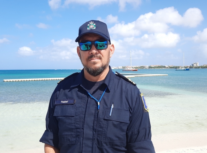 Guardacosta y Polis lo traha hunto durante control den e temporada aki di campamento