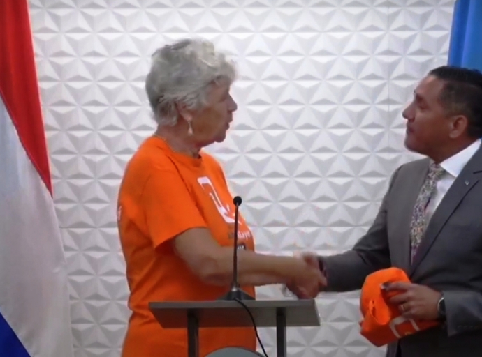 Minister Ursel Arends cu lanzamento oficial di linea pa adulto mayor “125”