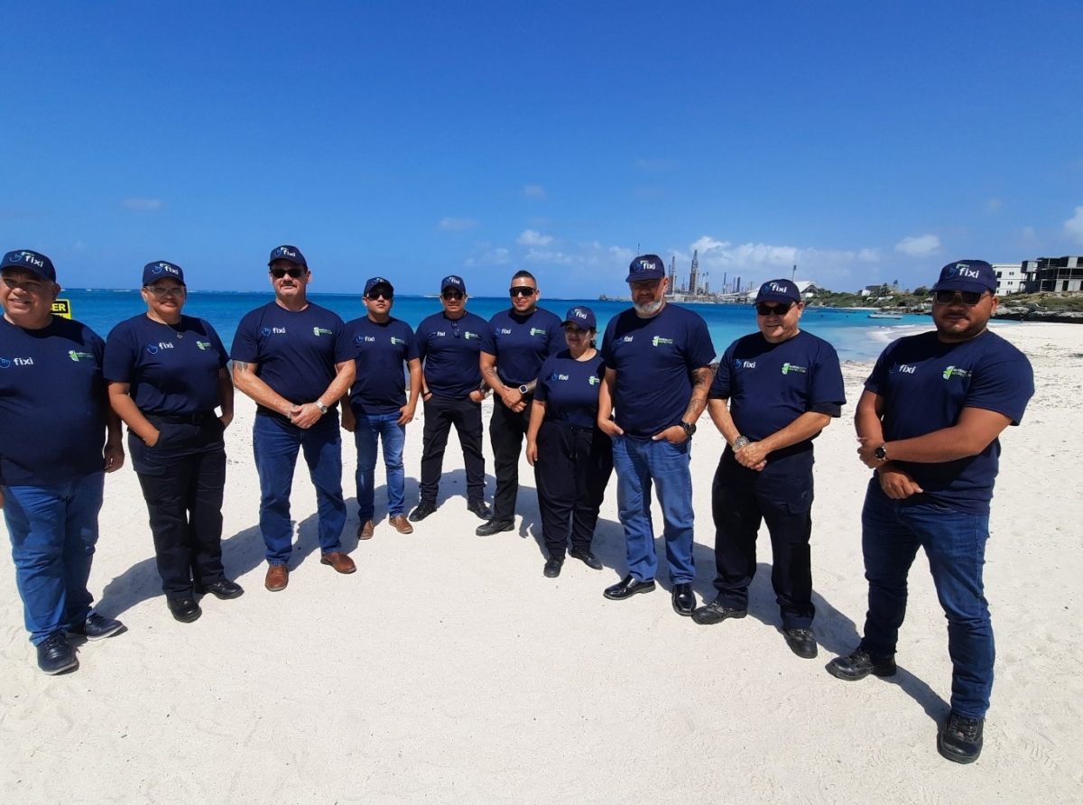 Inspectornan di BCI ta reparti saconan pa hinca desperdicio na esnan cu ta campa den tur beach