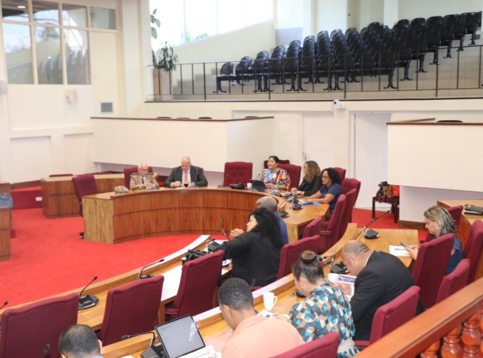 Comision Financiero di Parlamento a haya mas informacion riba propuesta di Ley pa cobra BBO na frontera