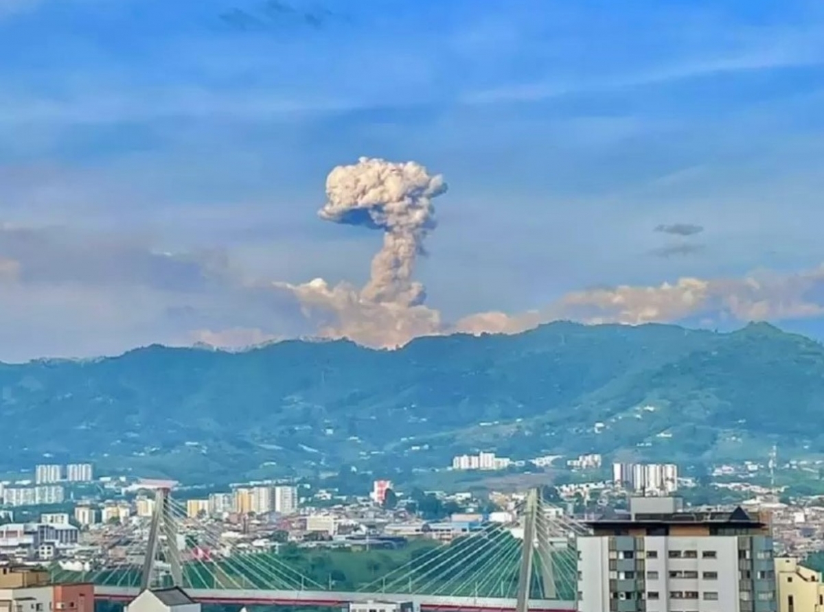 A cuminza evacua famianan bibando den zona di riesgo di Volcan Nevado del Ruiz na Colombia