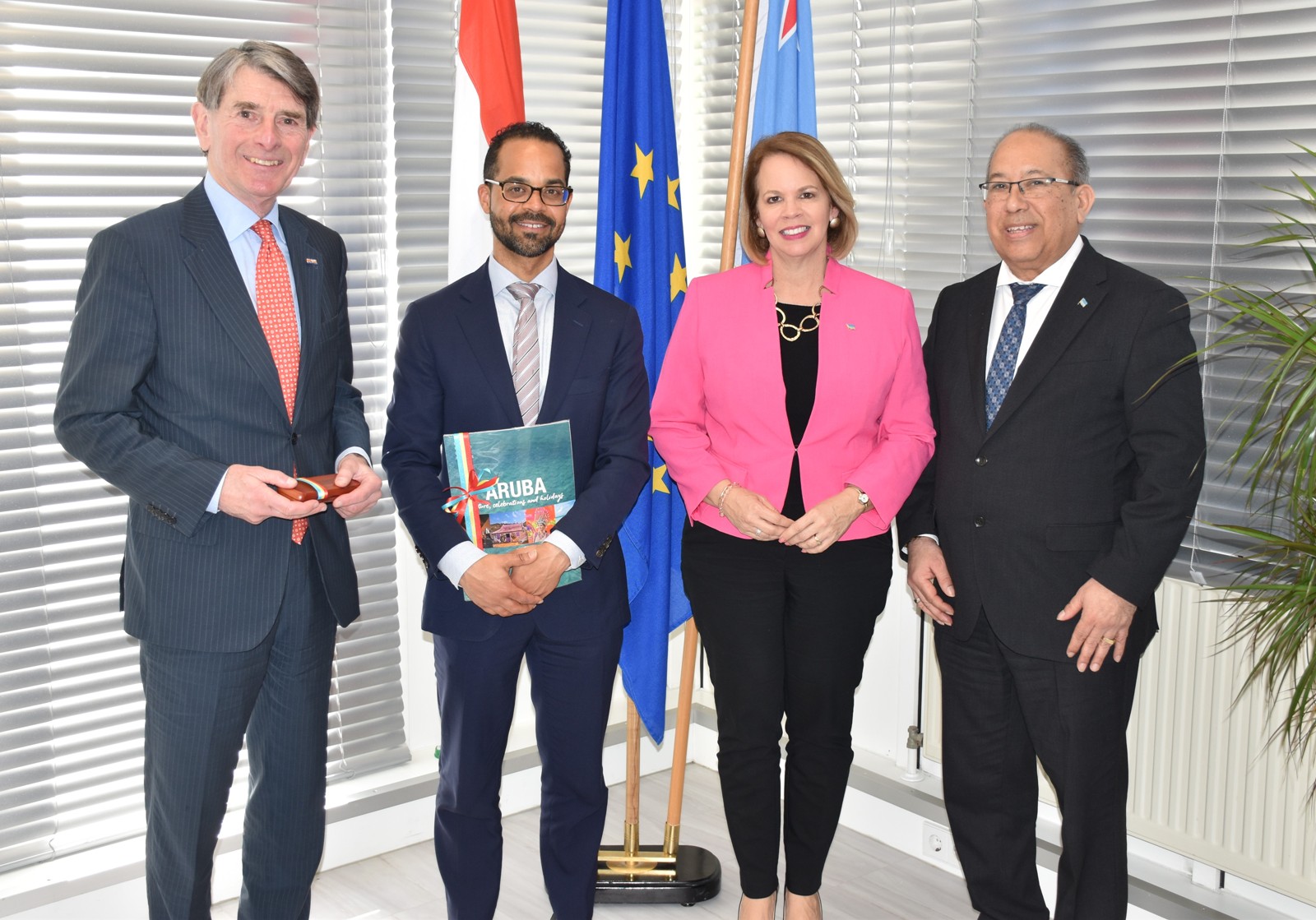 Prome Minister y Minister Plenipotenciario a reuni cu e organizacion genootschap Nederland-Aruba