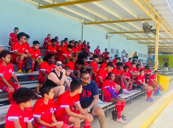 Aruba Soccer Academy y participantenan di Camp-a duna un caluroso bon bini na coach Julian Cruz y Jorge Zapata