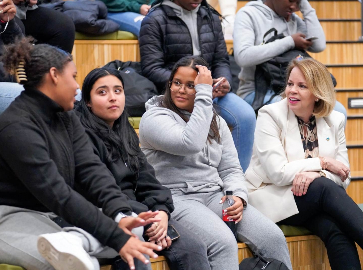 Alumno y maestronan di Colegio Nigel Matthew di San Nicolas a bishita Haagse Hogeschool na Hulanda