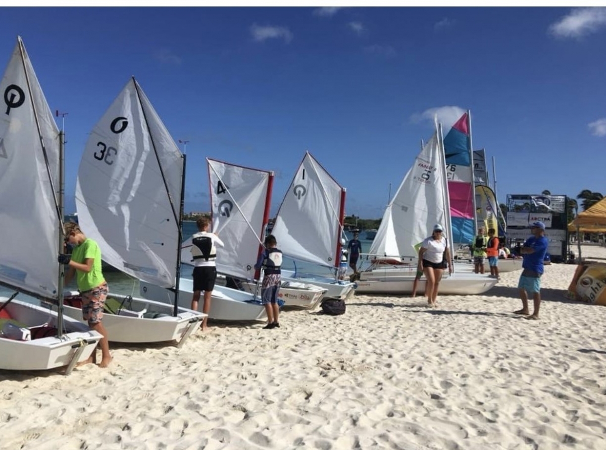 Trahando pa evento grandi di Aruba International Regatta