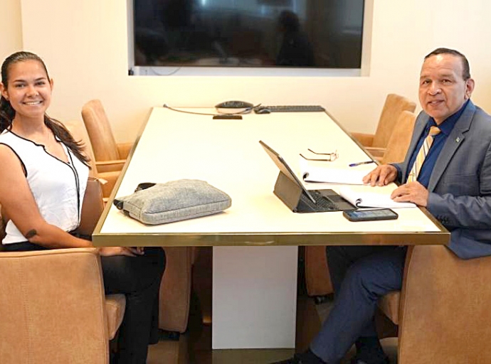 Studiante Whitney Gutierrez a entrevista Ministro pa por finaliza su tesis