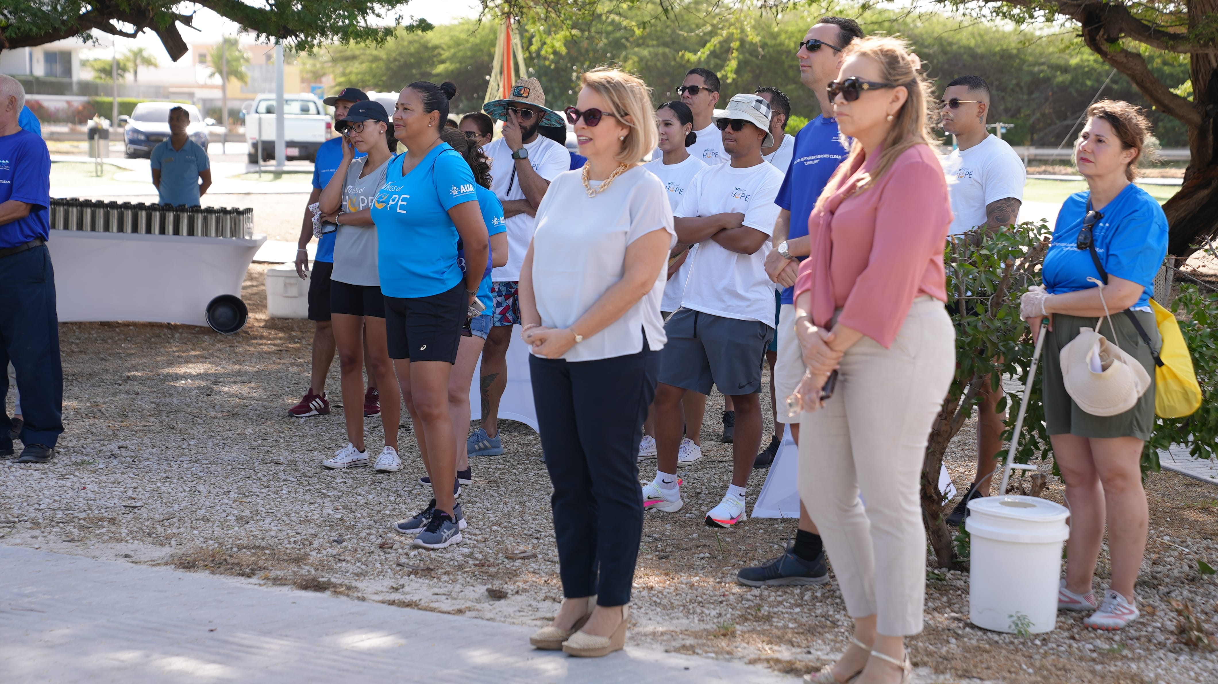 Prome Ministro presente na Beach Cleanup teni na Eagle Beach