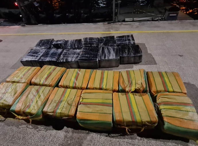 Barco Holland y Wardacosta ta intercepta droga cerca di Aruba
