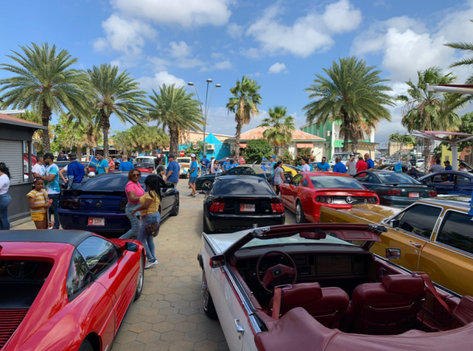 Dia di Rey cu auto show na Plaza Niki Habibe