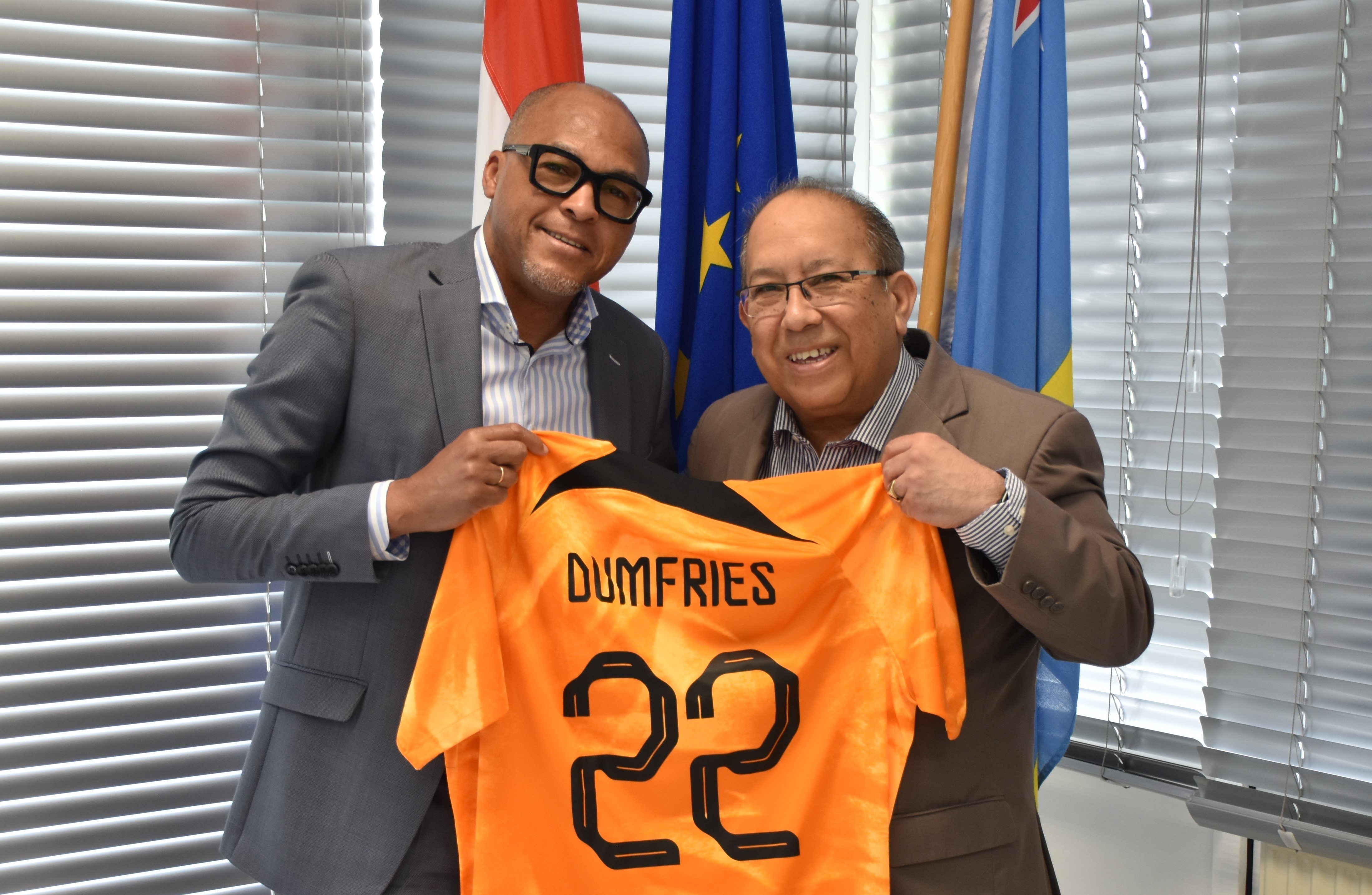 Tata di futbolista Denzel Dumfries a bishita Minister Plenipotenciario na Hulanda