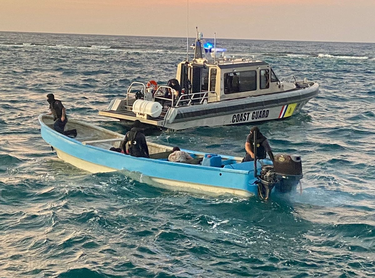 A detene 9 persona abordo di boto sospechoso cu intencion di drenta Aruba