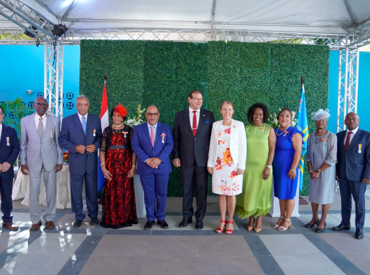 Rey Willem Alexander ta reconoce trabounan boluntario extraordinario di ciudadanonan ehemplar di Aruba