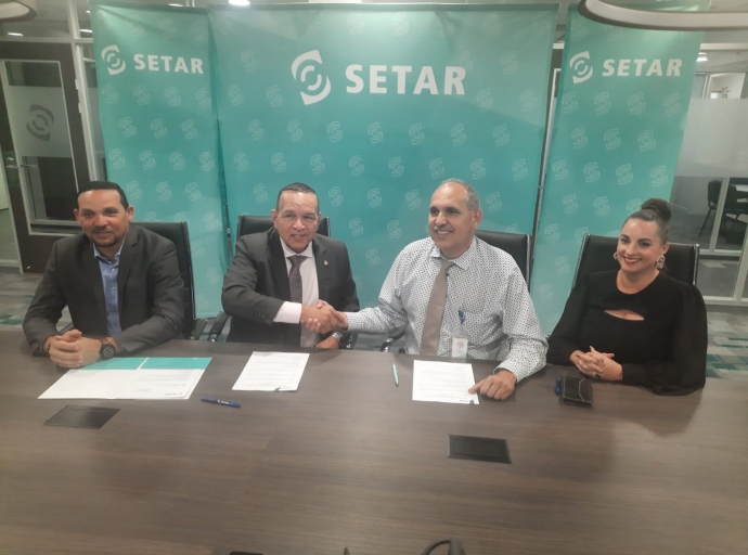 SETAR y DPS a firma acuerdo pa 20 scol publico haya tecnologia di internet atravez di fiber