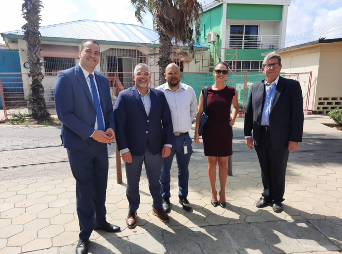 Ministro Geoffrey Wever mirando mas desaroyo positivo pa centro di ciudad