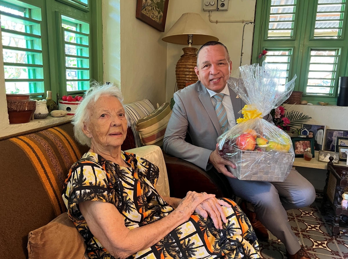 Minister Croes ta felicita Sra. Catrien Hernandez cu a cumpli e bunita edad di 100 aña
