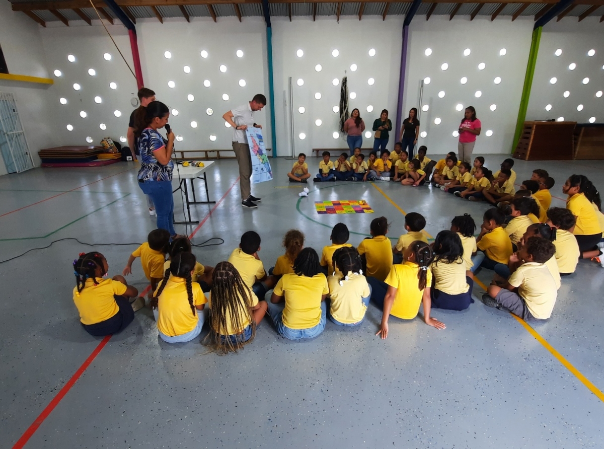 Expertonan di Hulanda a bin siña alumnonan di Pius X School con pa programa y traha cu robot