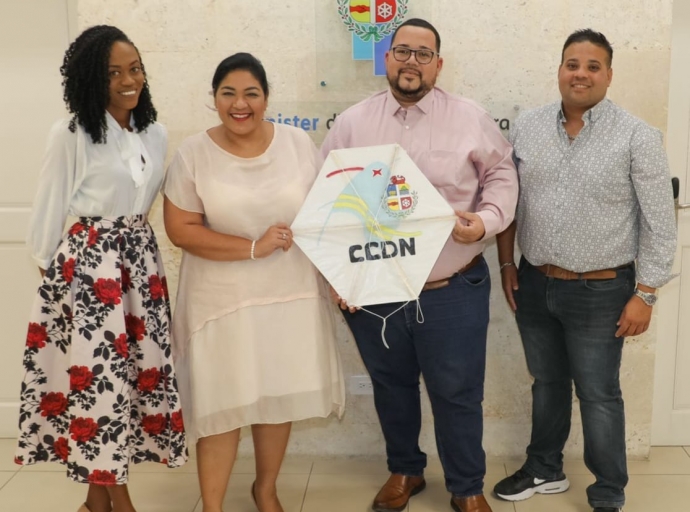 Minister Maduro y CCDN a ricibi un bunita aprecio di Dyron Maduro