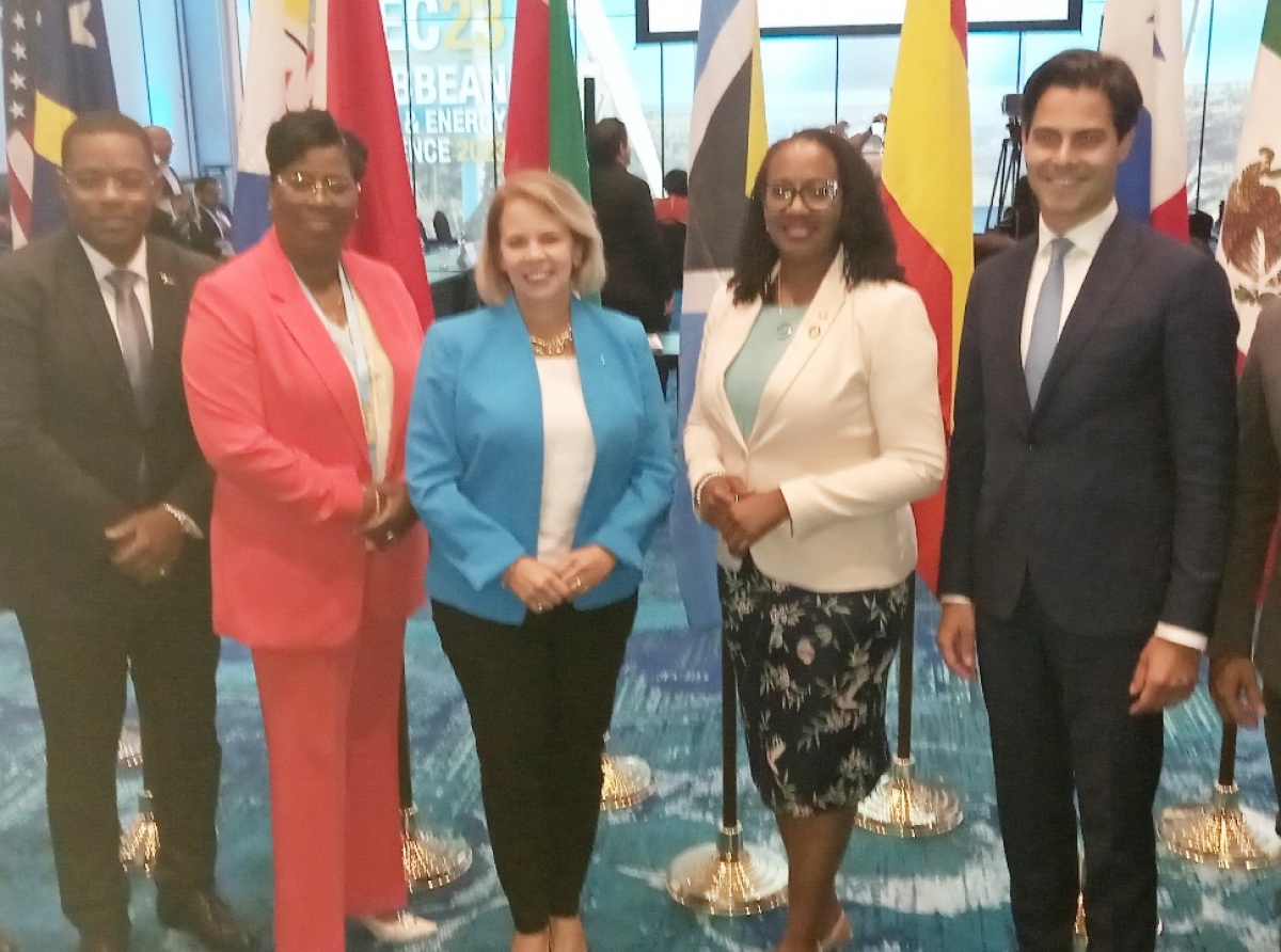Hulanda lo intensifica colaboracion cu Aruba y Sint Maarten riba tereno di energia renobabel