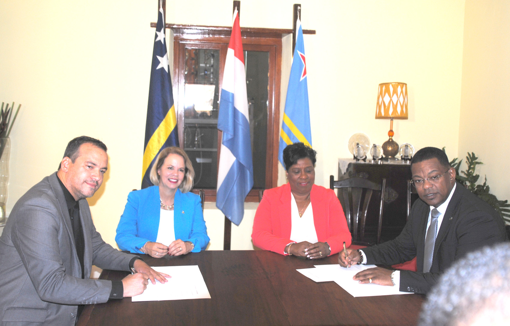Aruba y Curaçao a firma un MoU pa traha hunto riba tereno economico