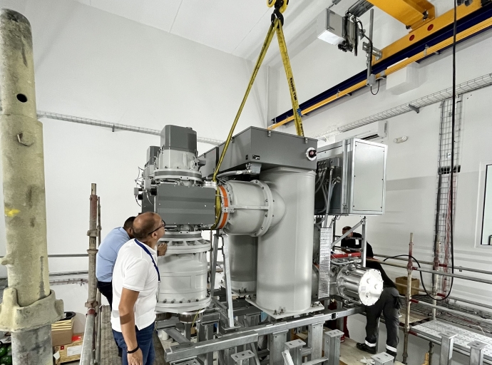 Elmar instalando na Sabana Blanco un switch nobo cu ta isola door di gas