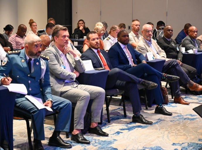 Ministro Rocco Tjon a atende simposio tocante ‘Human Factor vs Technology’