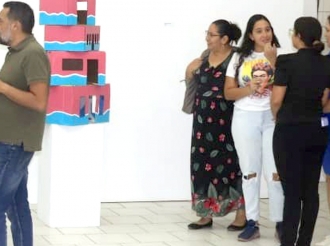 Artista Maze de Boer a keda impresiona cu asina hopi oficina di Lotto na Aruba